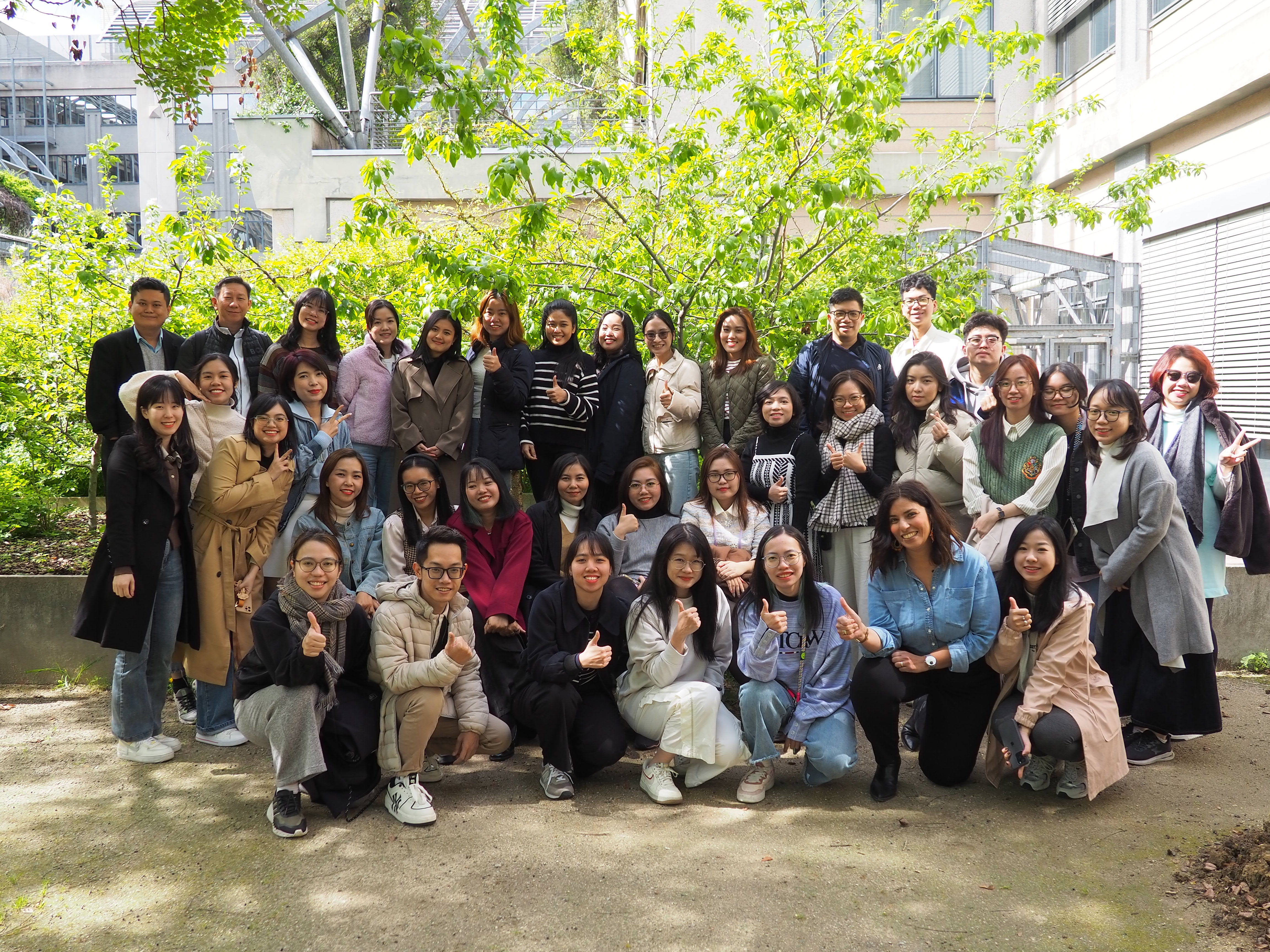 étudiants vietnamiens pris en photos sur le campus biopark de l'IAE Paris-Sorbonne