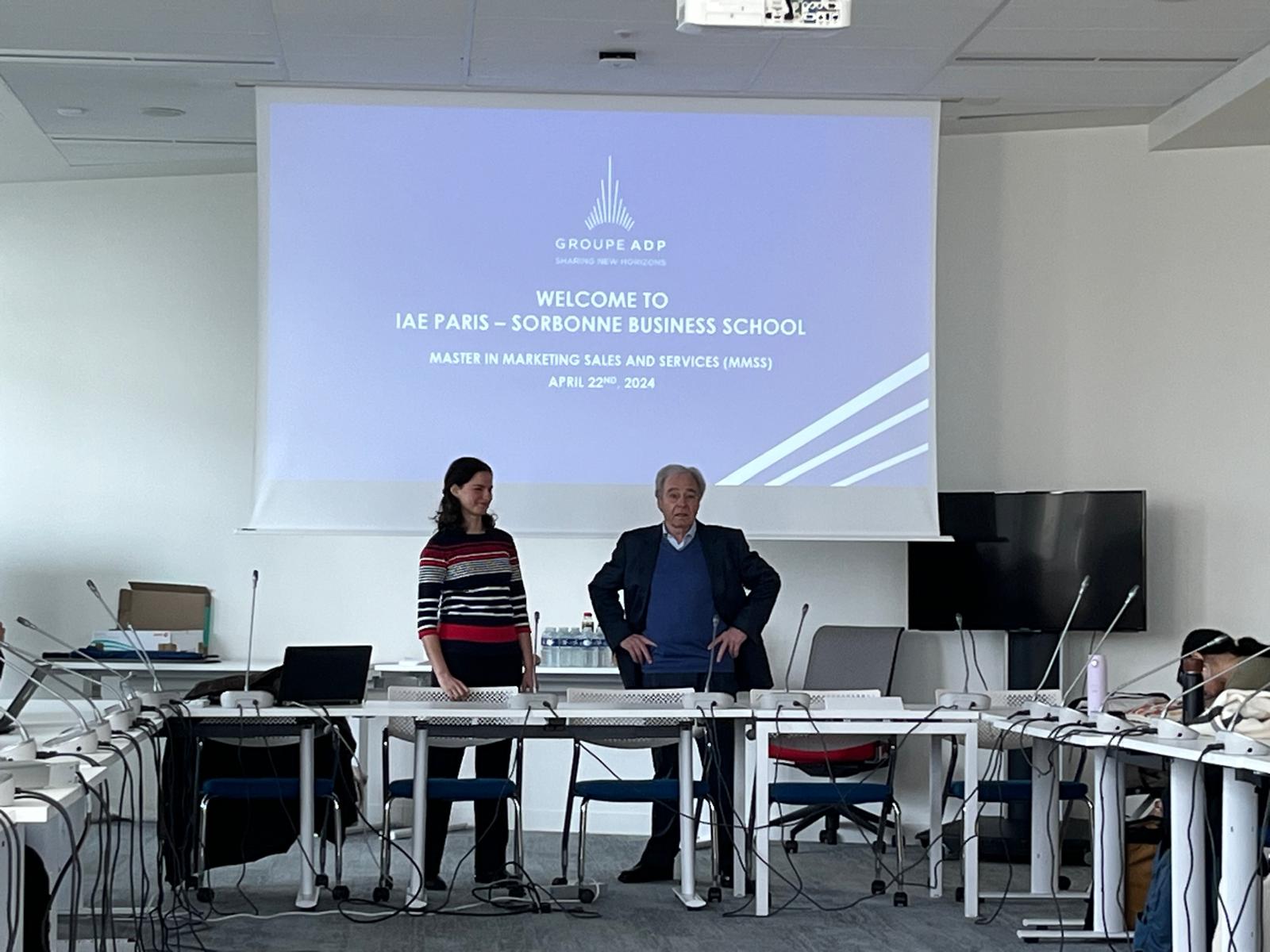 Jean-Pierre HELFER devant une diapo de l'IAE Paris-Sorbonne et du groupe Aéroport de Paris