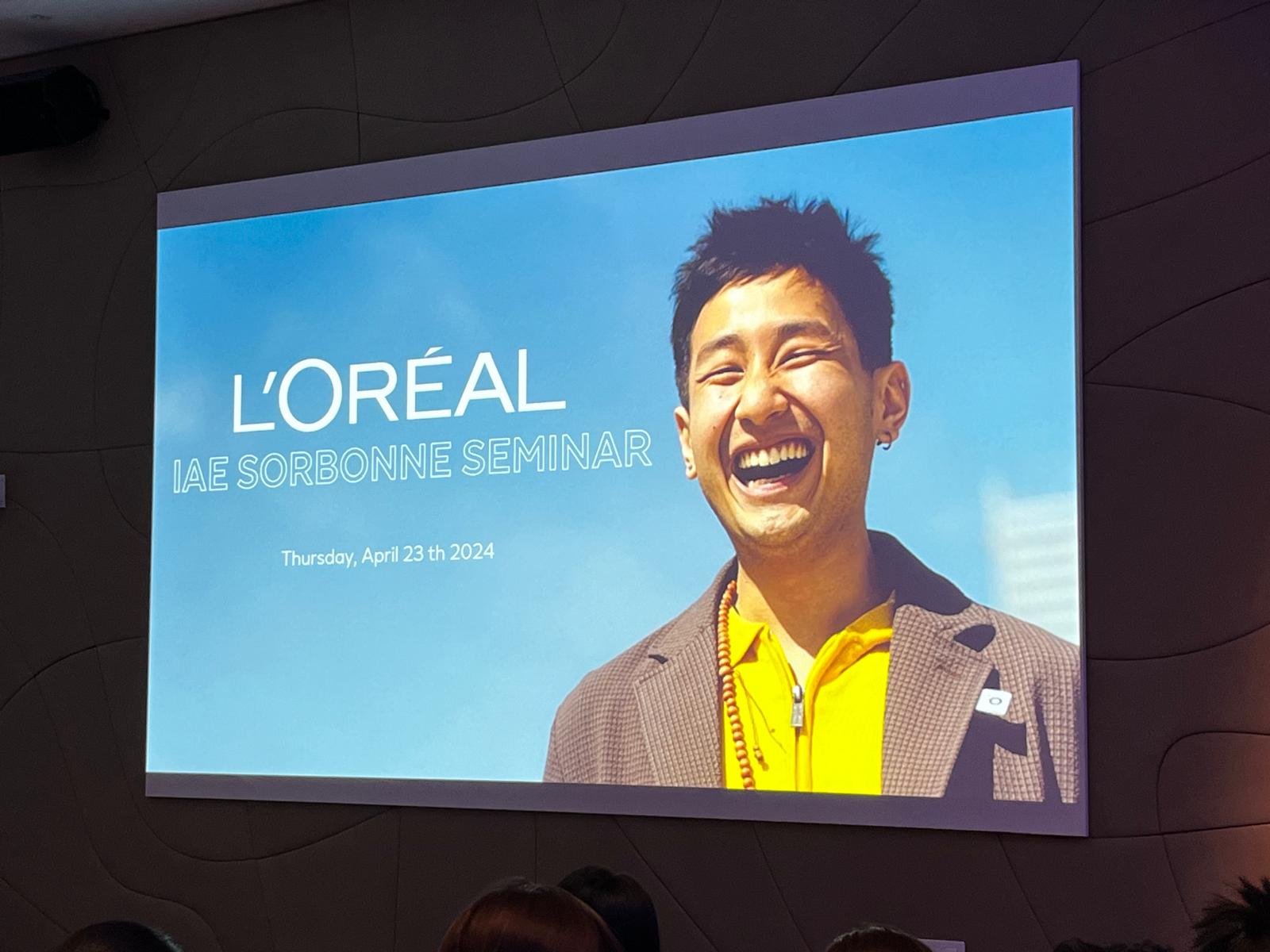 Les vietnamiens au siège de l'Oréal avec une diapositive
