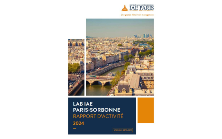 Une photo d'un pont de Paris avec marqué en-dessous sur un fond bleu "LAB IAE Paris-Sorbonne rapport d'activité 2024"