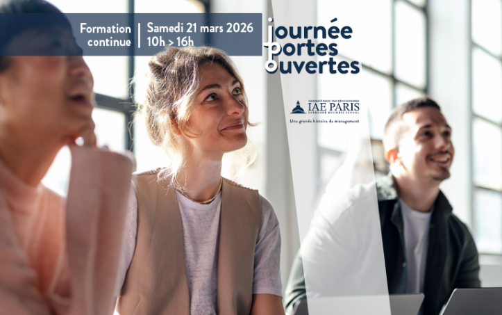 Deux femmes et un homme assis côte à côté regarde en face d'eux et sourient. Derrière eux, se trouve des fenêtres 