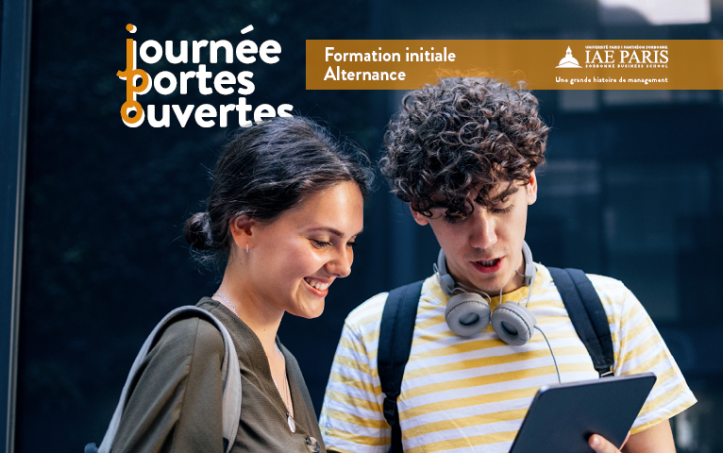 deux étudiants un garçon avec un casque et les cheveux bouclés et une fille regardent tous les deux une tablette 