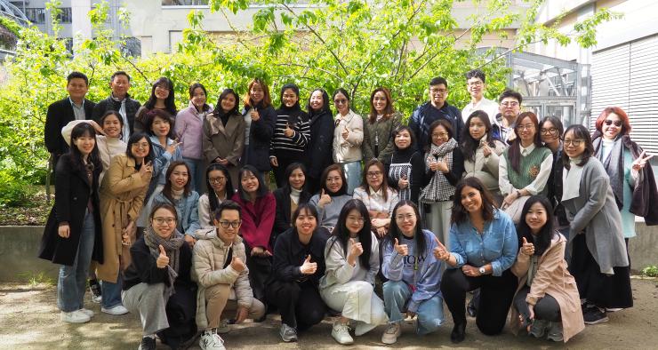étudiants vietnamiens pris en photo sur le campus biopark de l'IAE Paris-Sorbonne