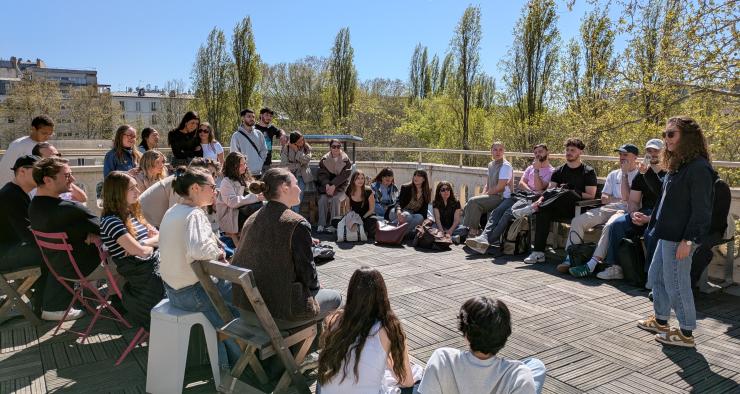 les M2 MPC en rond assis sur une terrasse ensoleillée