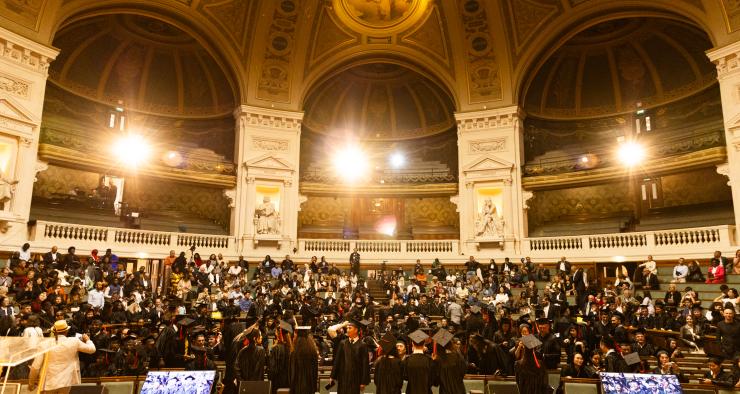 Grand Aphithéâtre de la Sorbonne vue depuis la seine sur tous les diplômés assis