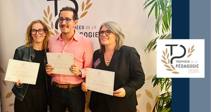 Deux femmes et au milieu un homme enseignant tenant des diplômes dans la main et sont phographiés debout sur le côté nous voyons le logo du Trophée de la pédagogie