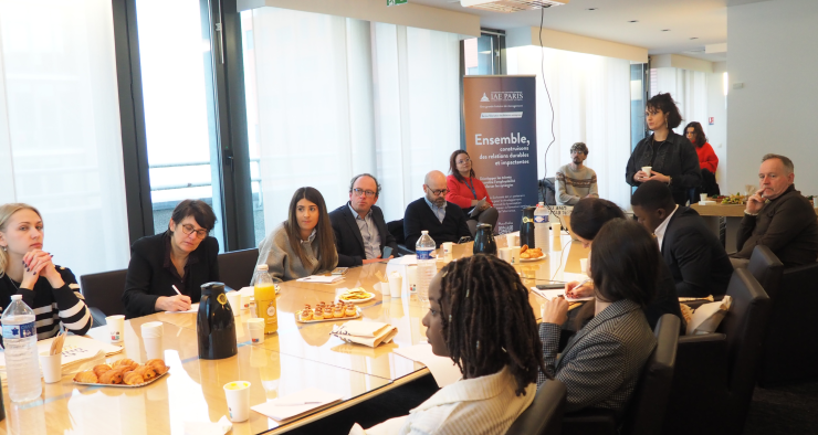 Plusieurs personnes assises autour d'une table