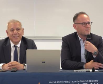 intervenants sur une table 