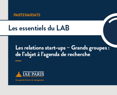  les essentiels du LABsur un fond bleu et gris avec noté près d'une loupe le thème : “Les relations entre start-ups - grands groupes : de l'objet à l'agenda de recherche”