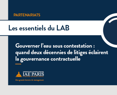 Partenariats noté sur un fond bleu + au-dessus Les essentiels du LAB dans une bande blanche avec une loupe et en-dessous le titre : Gouverner l'eau sous contestation : quand deux décennies de litiges éclairent la gouvernance contractuelle sur fond bleu 