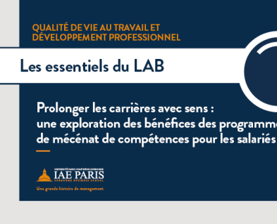 intitulé de l'essentiel avec une loupe grise sur un fond bleu