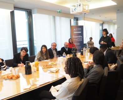 Plusieurs personnes assises autour d'une table