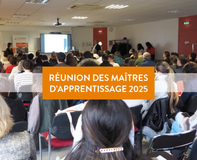 Photo de personnes de dos avec un encadré orange où est écrit "réunion des maîtres d'apprentissage 2025"