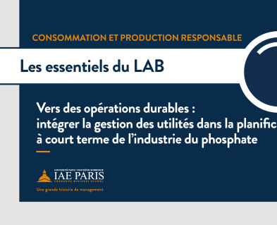 Titre noté sur un fond bleu avec une loupe et une marge grise sur la gauche