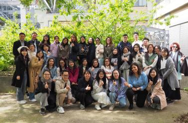 étudiants vietnamiens pris en photo sur le campus biopark de l'IAE Paris-Sorbonne