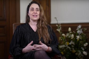 Claire AURIEL, diplômée 2023 de l'Executive Master Ressources humaines & RSE sur une Chaise en sorbonne