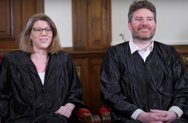 Diane et Emmanuel en Sorbonne assis sur des chaises