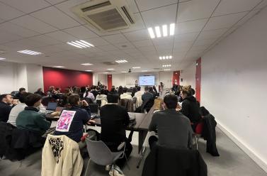 étudiants de dos dans une salle