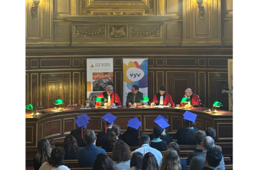Groupe VYV - Amphi Louis Liard, diplômés et leur chapeau aux couleurs du Groupe VYV de dos, face aux enseignants chercheurs en toge rouge