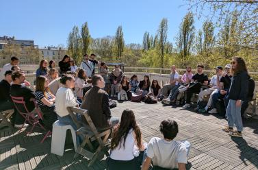 les M2 MPC en rond assis sur une terrasse ensoleillée