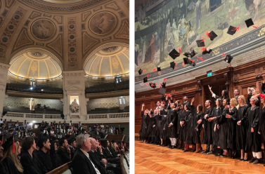 Photo du Grand Amphithéâtre et des étudiants qui lancent leur chapeau sur la scène