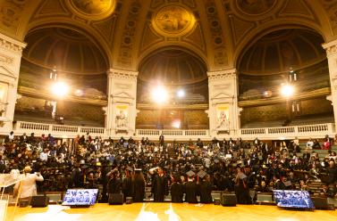 Grand Aphithéâtre de la Sorbonne vue depuis la seine sur tous les diplômés assis