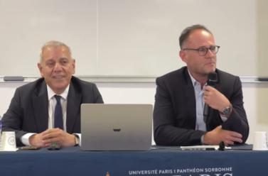 intervenants sur une table 