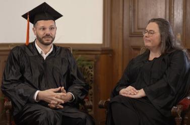 sébastien et marianne assis sur une chaise en sorbonne avec leur tenue d'alumni