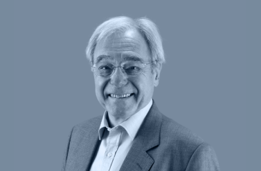 Photo de Jean-Pierre Helfer sur un fond gris