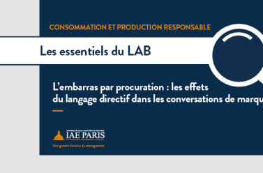 Consommation et production responsable est écrit en orange sur un fond bleu, les essentiels du LAB est noté sur une bande blanche avec une loupe à droite et enfin l'intitulé "L'embarras par procuration : les effets du langage directif dans les conversations de marque" est noté en bas sur un fond bleu.