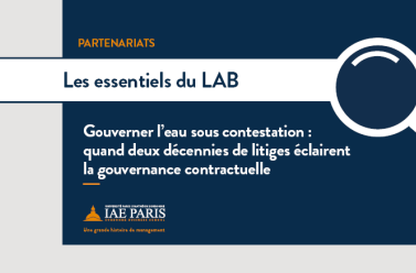 Partenariats noté sur un fond bleu + au-dessus Les essentiels du LAB dans une bande blanche avec une loupe et en-dessous le titre : Gouverner l'eau sous contestation : quand deux décennies de litiges éclairent la gouvernance contractuelle sur fond bleu