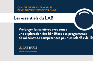 intitulé de l'essentiel avec une loupe grise sur un fond bleu