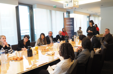 Plusieurs personnes assises autour d'une table