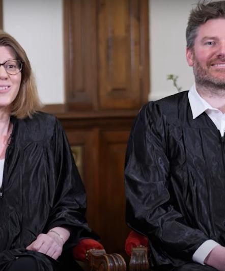 Diane et Emmanuel en Sorbonne assis sur des chaises