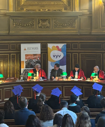 Groupe VYV - Amphi Louis Liard, diplômés et leur chapeau aux couleurs du Groupe VYV de dos, face aux enseignants chercheurs en toge rouge