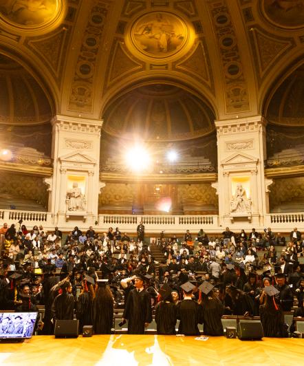 Grand Aphithéâtre de la Sorbonne vue depuis la seine sur tous les diplômés assis
