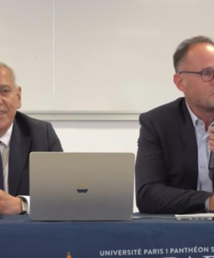 intervenants sur une table 