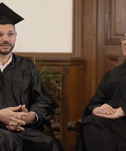 sébastien et marianne assis sur une chaise en sorbonne avec leur tenue d'alumni