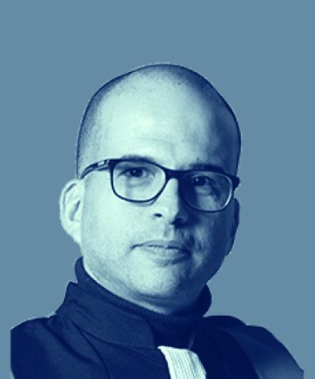 Ydriss Ziane sur un fond blanc en vu de buste