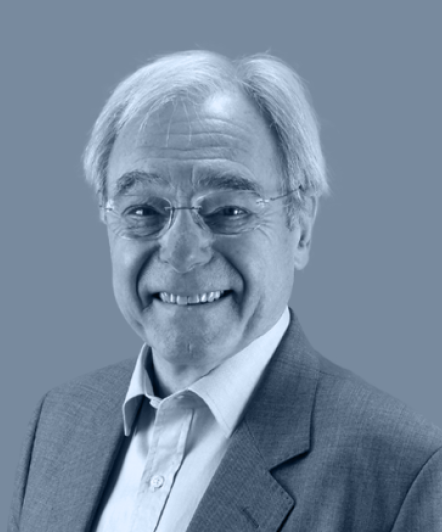 Photo de Jean-Pierre Helfer sur un fond gris