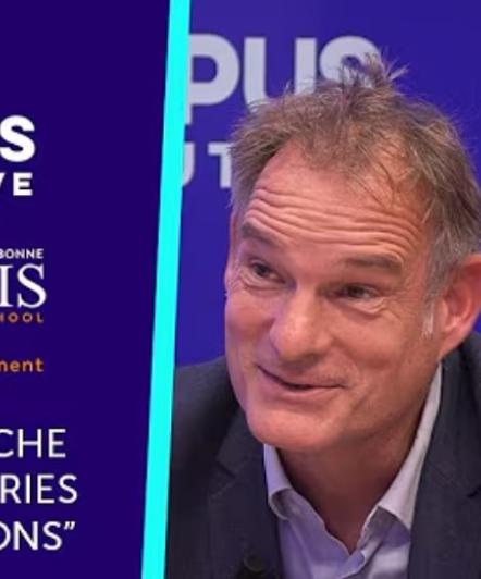 A gauche est noté l'intitulé du programme en blanc sur un fond violet avec le logo de Campus Channel et de l'IAE Paris-Sorbonne et à droite une photo de Florent Noel et Ydriss Ziane