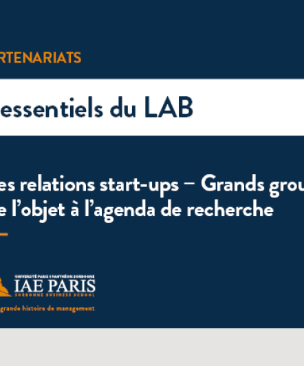  les essentiels du LABsur un fond bleu et gris avec noté près d'une loupe le thème : “Les relations entre start-ups - grands groupes : de l'objet à l'agenda de recherche”