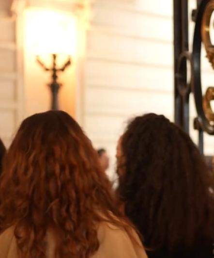 On voit les portes du Grand Amphithéâtre de la Sorbonne et plusieurs femmes de dos rentrer
