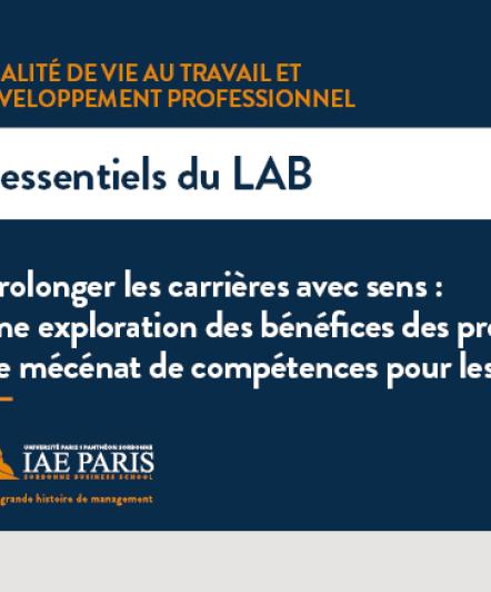 intitulé de l'essentiel avec une loupe grise sur un fond bleu