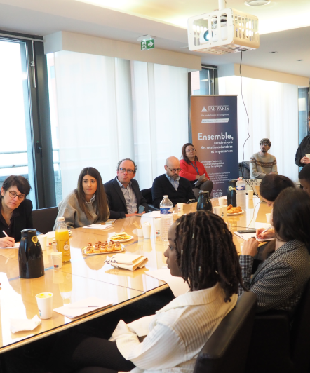 Plusieurs personnes assises autour d'une table