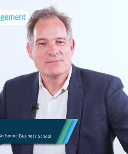 Florent Noel, avec un fond bleu derrière. Il y a marqué Dico du management en haut de l'image et en bas Professeur de l'IAE Paris-Sorbonne Business School