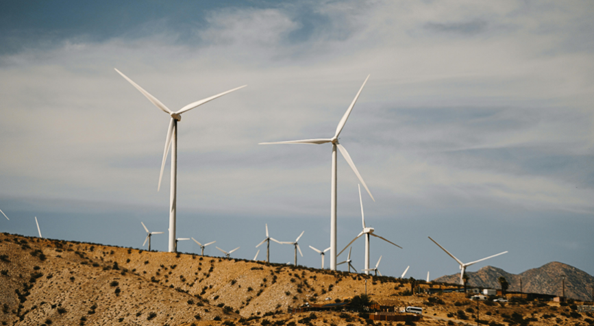 éolienne près de la mer sur une falaise