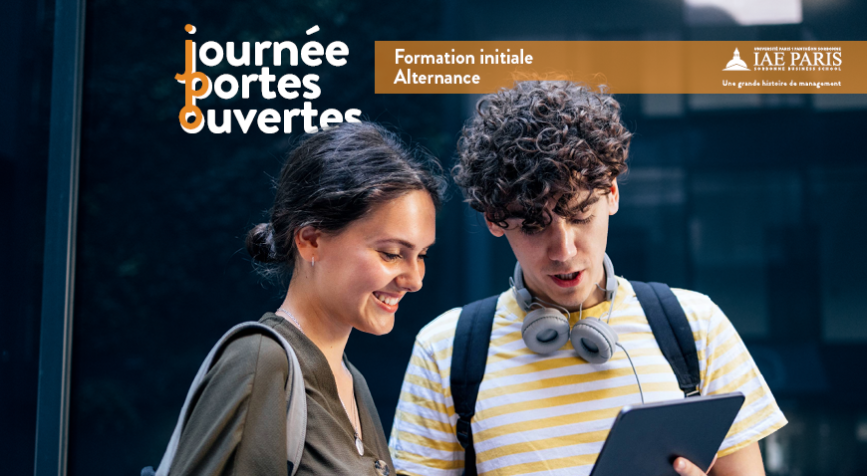 deux étudiants un garçon avec un casque et les cheveux bouclés et une fille regardent tous les deux une tablette 