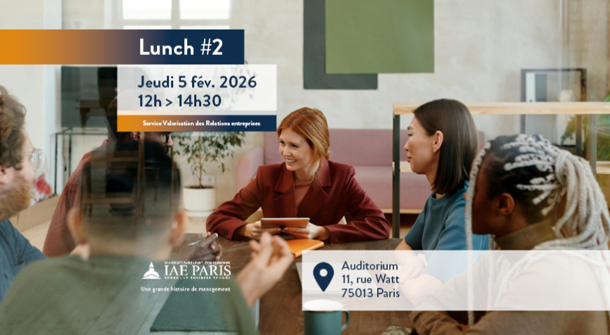 5 personnes autour d'une table pour une réunion d'équipe