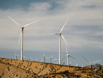 éolienne près de la mer sur une falaise